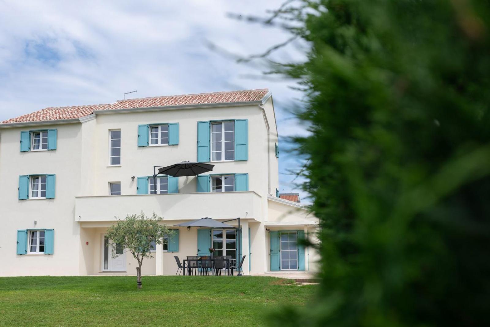 Apartment Emilia 2 *